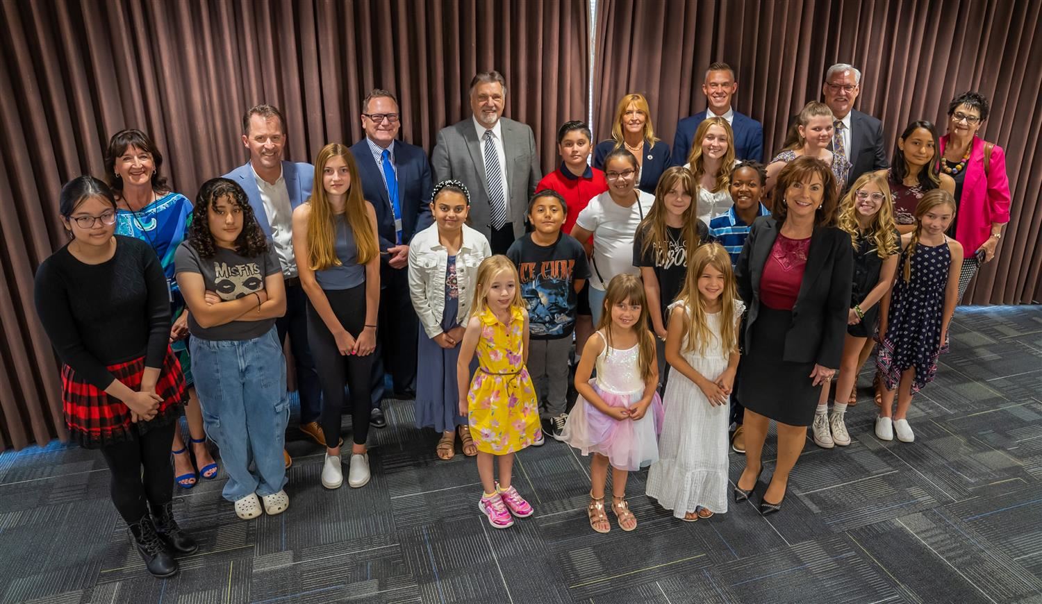  City of Peoria Mayor poses for a photograph with Peoria Unified students
